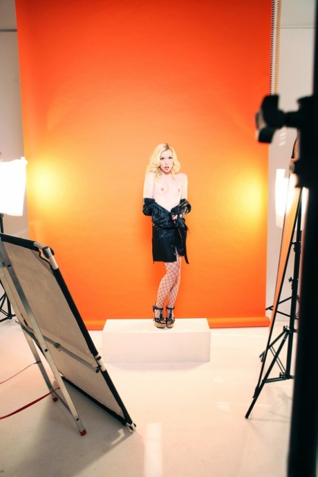 Den blonde modellen Kala Ferard viser frem sin store rumpe i nettingstrømper og høye hæler.