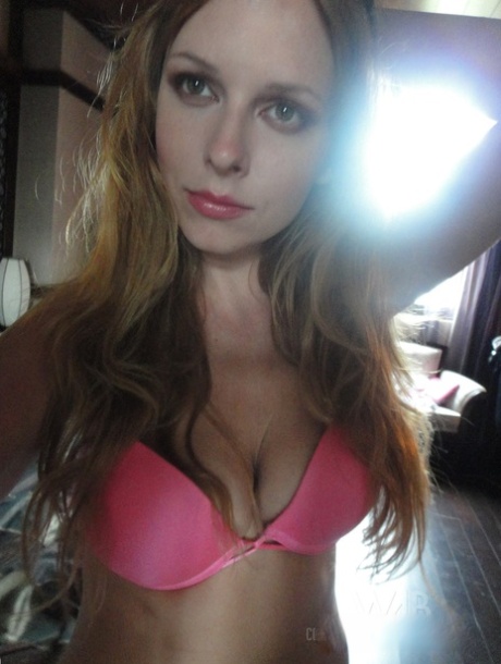Amatörbaben Carmen Kees tar selfies av sina stora bröst och fitta i spegeln