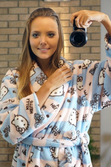 Sexy teenagerka Clover si dělá selfie svého neuvěřitelného těla a klitorisu v zrcadle