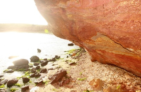 Glamoureuze Latina tiener Celeste onthult haar grote neptieten op het strand