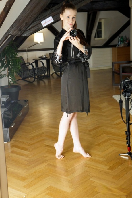 Adolescente con sabrosas tetas grandes Emily filma su cuerpo desnudo en el espejo