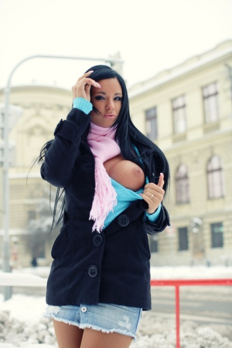 Tonåring med fantastiska bröst Ashley Bulgari avslöjar sin fitta i snön