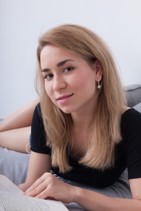 Любительская русская Нара Абель обнажается и мастурбирует свою волосатую киску на кровати