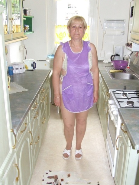 A empregada de limpeza alemã de cabelo curto, Dagmar, mostra a sua cona madura na cozinha