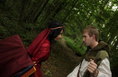 Medieval maiden Anissa Kate giver hovedet & tager en bueskytte pik i cosplay køn