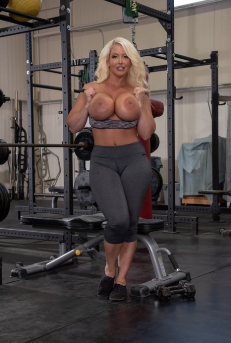 Las MILF lesbianas Joslyn James y Alura Jenson se besan el coño en el gimnasio