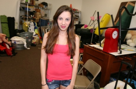 Smukła nastolatka Ashlynn Taylor obciąga ogromnego białego kutasa i połyka spermę