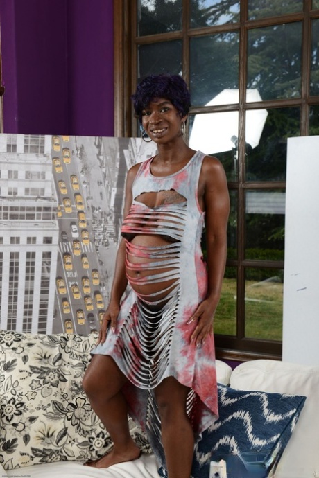 Schwangere afroamerikanische MILF Tiana Grey zeigt ihren runden Arsch und hängende Titten