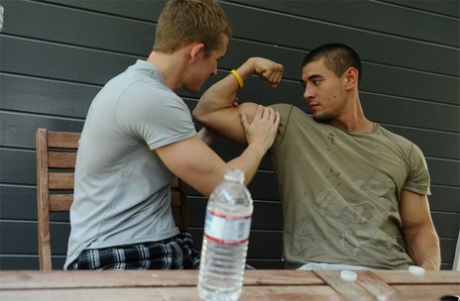 De muskuløse bøsser Mason Wyler & Kevin Wood vasker hinanden og knepper udenfor