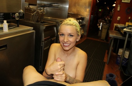 Den blonde amerikanske babe Stevie Shae giver et POV-håndjob, mens hun er helt nøgen