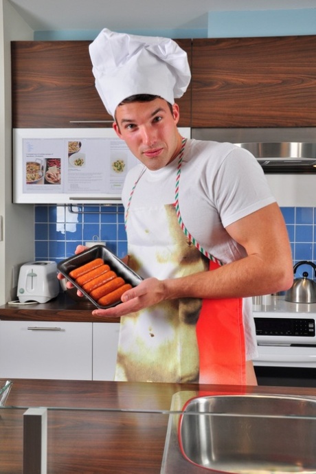 El chef Trystan Bull recibe el placer oral de su ayudante gay Johan Lapointe