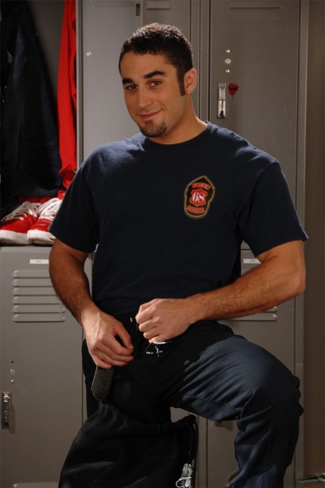 ホットなゲイ、サミュエル・オトゥールが消防士の制服を脱いでチンコを撫でる