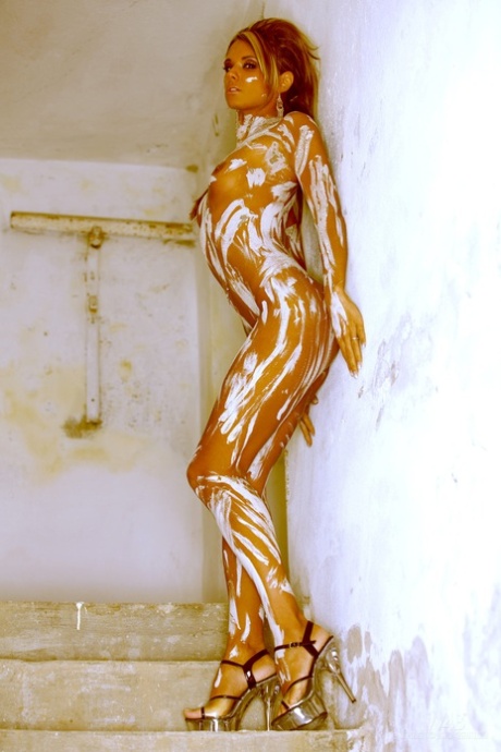 チェコ女の子アシュレイブルガリteasesと彼女の裸の塗料に覆われた体