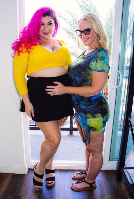 Chubby pornstars Alexis Abuse & Dee Siren flaunt their big bums & huge tits