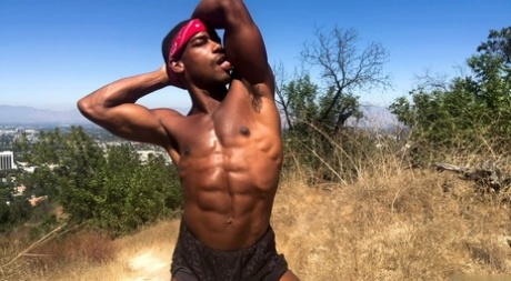 迷人的黑人同性恋阿德里安-哈特在户外炫耀他巨大的阳具和火辣的肌肉