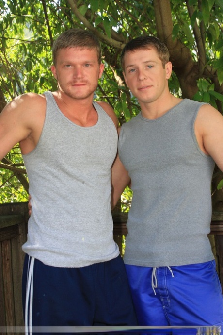 Les voisins gays blonds Tommy D & Marcus se sucent mutuellement dans un 69