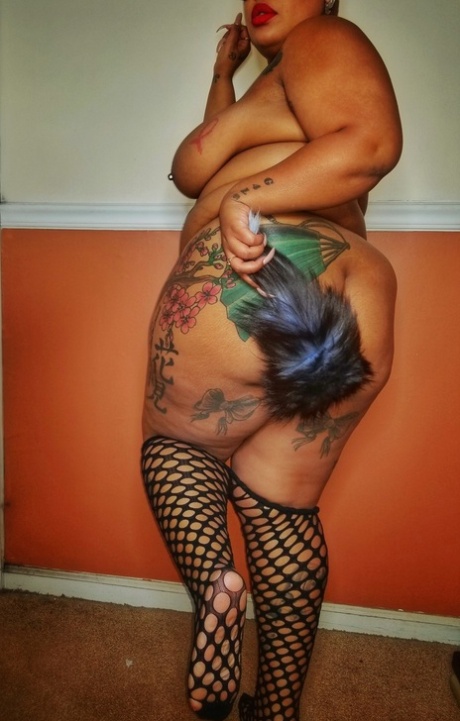 Velká prsa ebony fatty Mulanblossomxxx ukazuje její obrovské inkoustové křivky