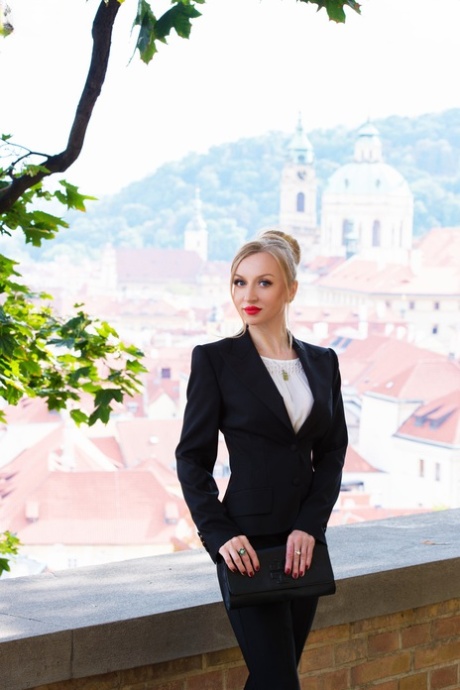 Klasyczny MILF Anastasia Shezel pozuje publicznie w eleganckim stroju i szpilkach