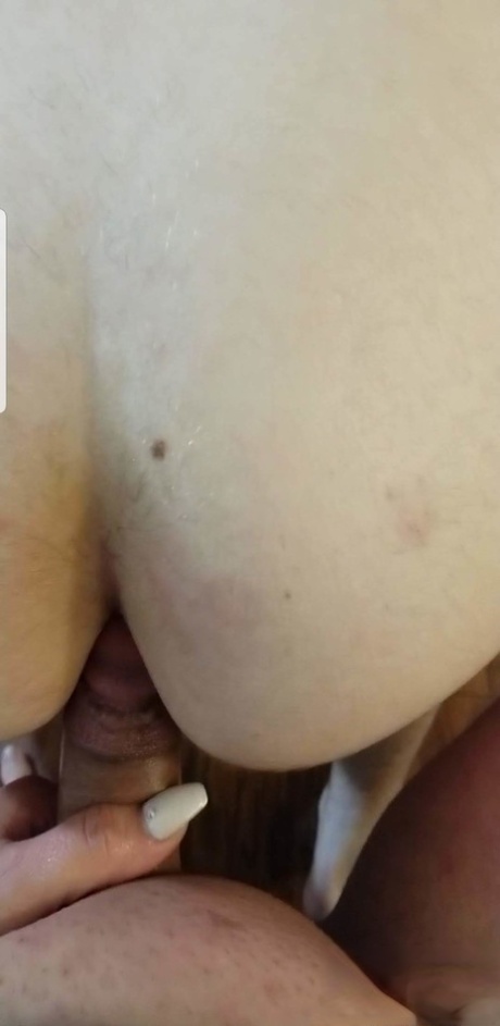 Behåret shemale Katie Klark nyder POV doggystye analsex med en liderlig fyr