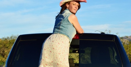 Rijpe cowgirl Emily Rain doet haar rok omhoog en toont haar vlezige kutje buiten