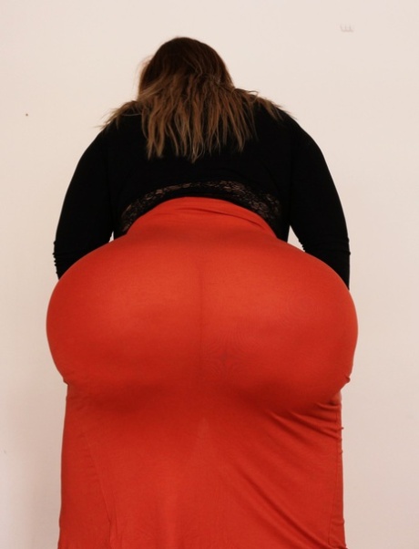 L'étonnante MILF grasse Natasha Crown exhibe son très gros cul dans une jupe moulante.