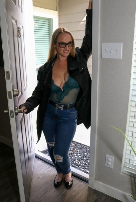 Gorgeous blonde fatty Dee Siren exposes her thick ass while teasing in jeans