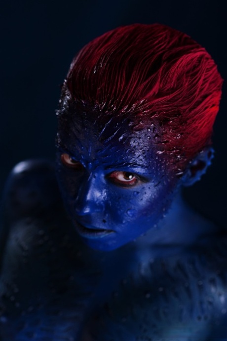 Lisa Dove, rousse en cosplay body paint, exhibe ses petits seins et son petit cul.