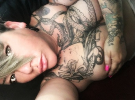 Татуированная толстушка Кармен Делавега снимает себя на камеру, трогая свои сиськи и киску