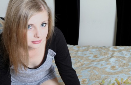 All-natural babe in einem Shirt & Strumpfhose Lil Candy spielt mit ihrer unschuldigen Fotze