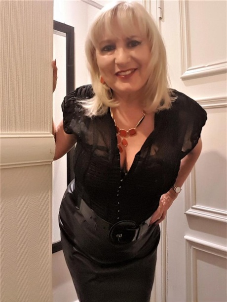 Den modne britiske kvinde Lorna Blu viser sin store bagdel frem i strømper
