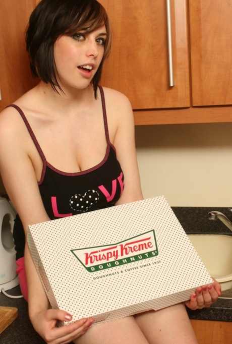 Korte dikke Louisa May stript & toont haar grote tieten terwijl ze donuts eet