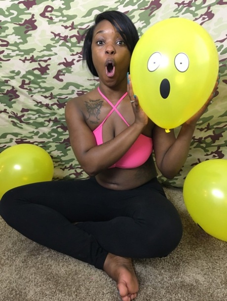 Ébène amateur Kassey Starr taquine avec son décolleté et pose avec un ballon