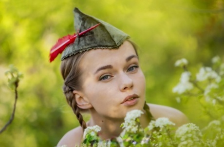 Milena Angel, rapariga de cosplay, espalha o seu coque na natureza enquanto pratica tiro com arco