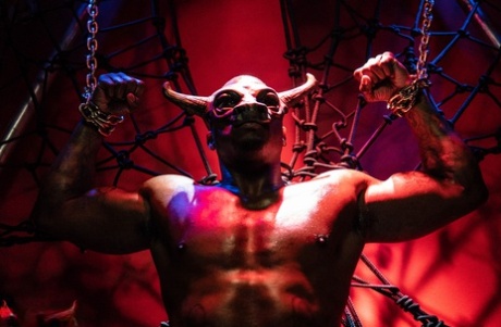 Djävulska slampor delar en bunden svart killes monsterkuk i en BDSM-triangel