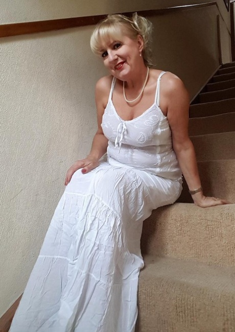 De Britse Lorna Blu showt haar grote tieten in witte lingerie op haar bed