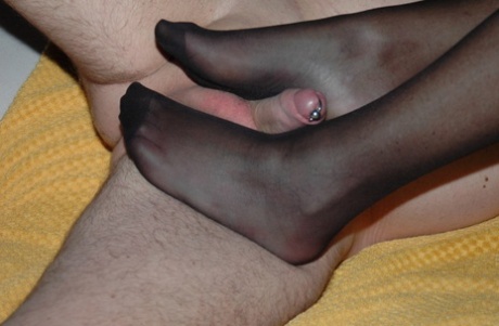 La bionda matura Kyra Nylons fa un footjob indossando un collant nero