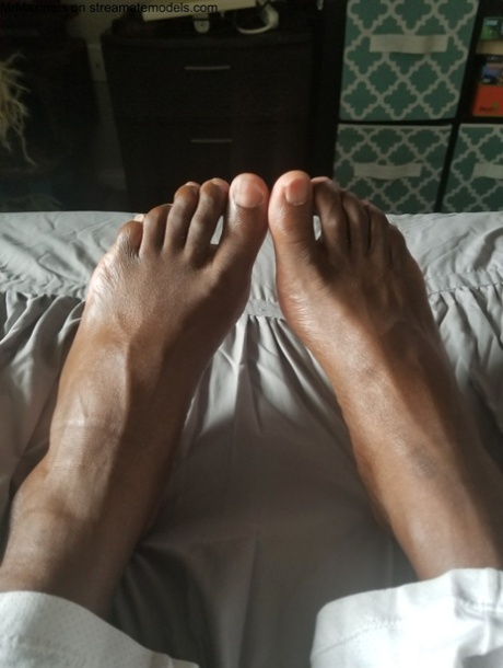 Un gay noir et pervers se moque de ses orteils et de ses pieds suceurs et sort sa bite.