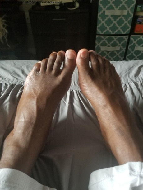 Kinky gay negro se burla con sus dedos de los pies y los pies succionables y saca su polla