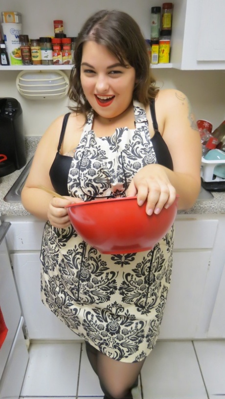 Gruba gospodyni domowa Sydney Screams pokazuje swój duży tyłek i duże cycki w kuchni