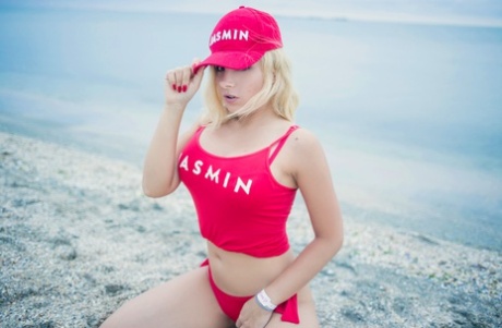 Kurvig babe Vanesa Parks visar upp sin stora rumpa i en sexig bikini på stranden