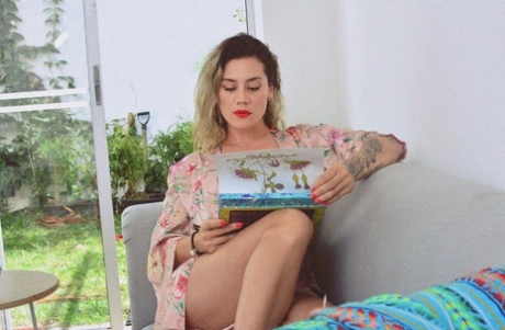 Geïnkte MILF Andrea Garcia toont haar geweldige grote tieten terwijl ze op een bank leest