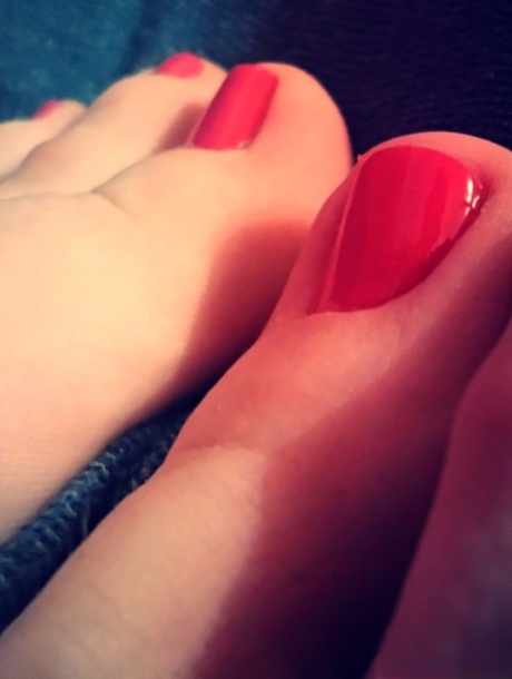 Brunetka Lisa Dove pokazuje swoje słodkie palce z bliska w solo fetyszu stóp
