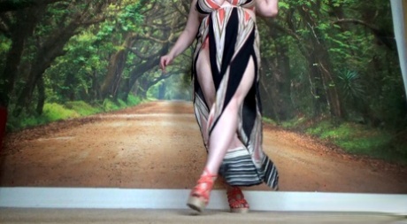 Liderlig MILF Samantha 38G viser sin enorme kavalergang, mens hun poserer i en kjole