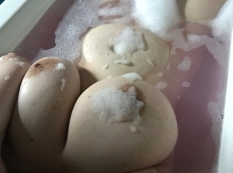 Skamløs amatør-fedterøv tager selfies af sine store bryster i badekarret