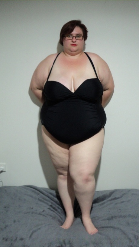 BBW-amatör LaLa Delilah i svarta underkläder som visar upp sina stora hängiga bröst