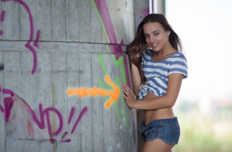 Smukke tjekkiske Dominika C stripper under broen og poserer nøgen