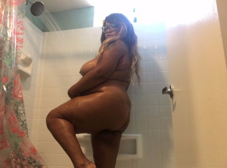 Naughty BBW černá DD Mamba ukazuje její nahé baculaté tělo v koupelně