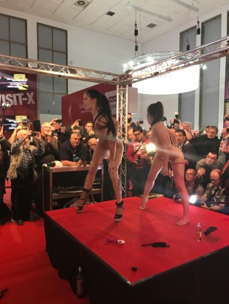 Sexy ruská pornstar Henessy & její kolegové dostat divoké a špinavé na sex show