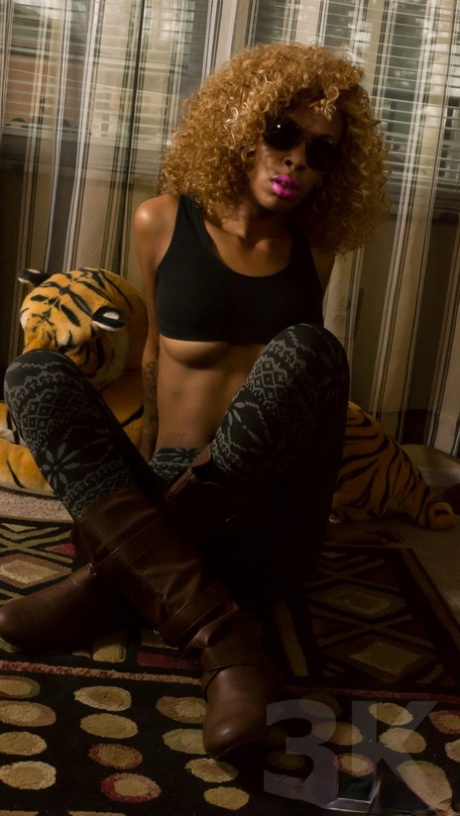 Sexy Babe Ebony Angel 19 zeigt ihre perfekten Teen Tits & ihren engen Arsch