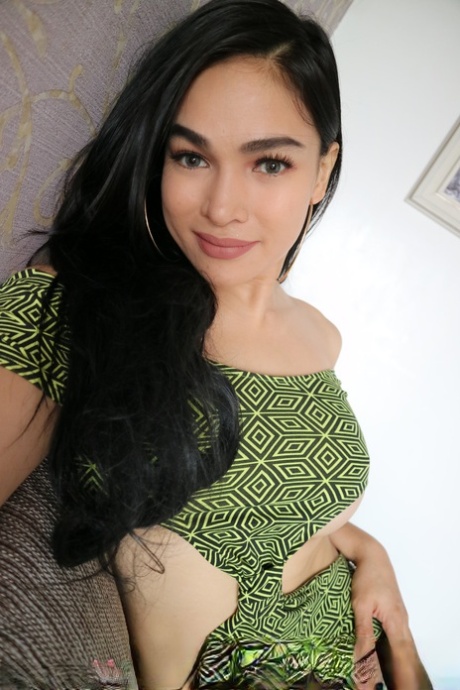 Marvelous shemale TS Filipina zeigt ihre sexy Titten & Brustwarzen in einem Solo